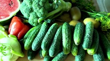 Mutfak rafında renkli taze vejetaryen ve meyve sebzesinin yakın çekimi.