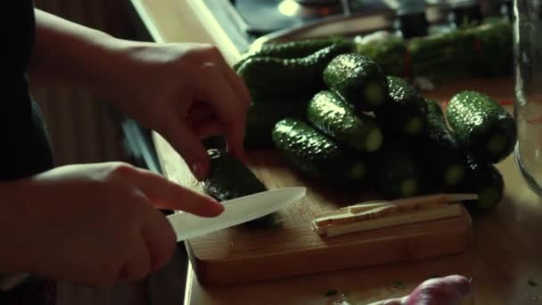 Donna Taglio Cetriolo Preparare Insalata Frutta Sottaceto Nello Scaffale Della — Video Stock