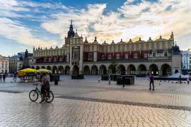 Krakow, Polonya - 18 Mayıs 2020: Koronavirüs kaldırıldıktan sonra şehir enerjisini yavaş yavaş geri kazanıyor