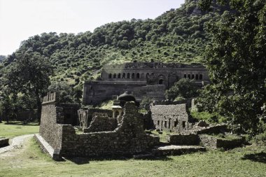 Rajasthan, Hindistan - 06 Ekim 2012: Lanetli, terk edilmiş bir kaleyi çevreleyen dağlık bir arazi Ajabgarh adında bir yerde hayaletli bir yer olan Bhangarh Kalesi 'ne doğru.