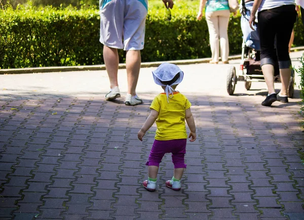 Kid Yellow Shirt Follow Parents Park Summer — Stock Photo, Image