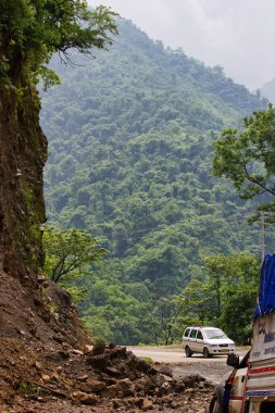 Hint Himalayaları 'ndaki Rishikesh' te aktif yolun yanındaki heyelan kapansın.