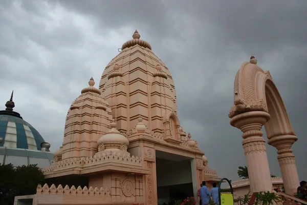 Храм Гінду Розташований Матхурі Проти Вражаючої Чорної Хмари Штаті Уттар — стокове фото