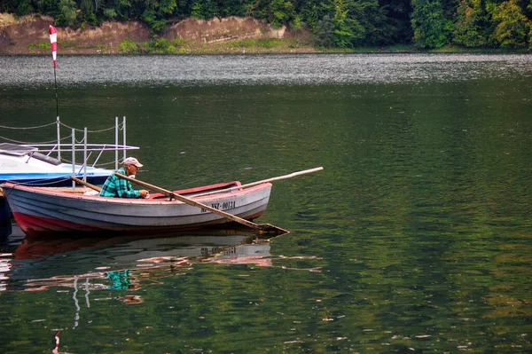 Roznow Polonia Settembre 2014 Uomo Che Pesca Una Barca Parcheggiata — Foto Stock