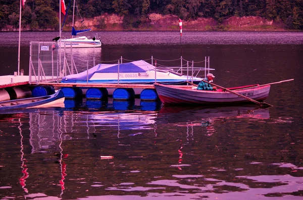 Roznow Polonia Septiembre 2014 Hombre Pescando Barco Fondeado Lago Roznowskie — Foto de Stock