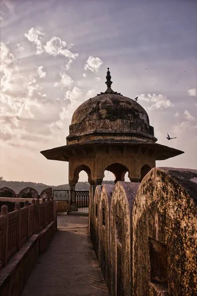 インドのラジャスタン州ジャイプール市に位置する劇的な空に対する砦のドーム建築 — ストック写真