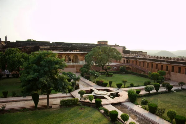 位于印度拉贾斯坦邦斋浦尔市的一座城堡内的皇家花园的内部 — 图库照片