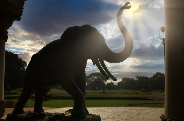 Vadodara, Hindistan - 16 Kasım 2012: Gujarat eyaletindeki Lakshmi Vilas Sarayı 'nda dramatik günbatımına karşı inşa edilmiş bir fil taşı heykeli