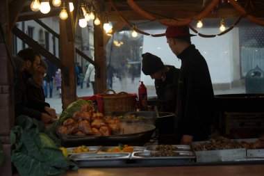 Krakow, Polonya - 23 Aralık 2014: Noel arifesinde sıcak Polonya mutfağı satan bir mağaza