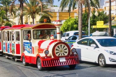Costa del Sol, İspanya - 02 Eylül 2015: Endülüs bölgesinde turist taşıyan bir oyuncak tren