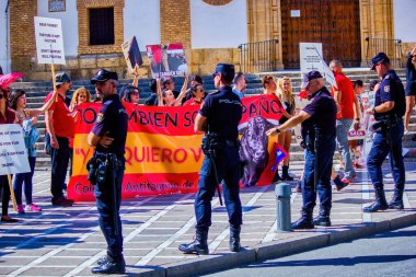 Ronda, İspanya - 06 Eylül 2015: Feria sezonunda hayvan zulmüne karşı bir protesto. Protestocular, boğa güreşinden oluşan Endülüs 'te Toro Festivali' ne karşı çıkıyorlar