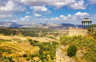 Ronda, İspanya - 06 Eylül 2015: Dramatik bulutlara karşı sadece dağın tepesinde yer alan ünlü Ronda köyünün geniş açılı görünümü