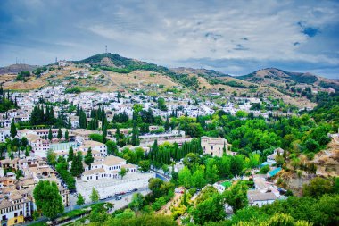 Granada, İspanya - 05 Eylül 2015: Albaicin mahalle manzarası tepenin üzerinden Alhambra 'nın tam karşısından