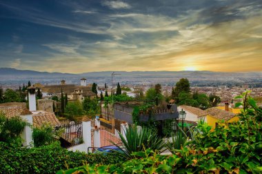 Güney İspanya 'daki Granada şehrinin güzel manzarası, Endülüs' ün dramatik günbatımına karşı, Avrupa