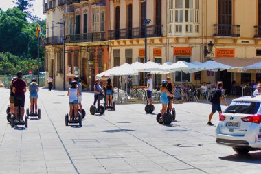 Malaga, İspanya - 03 Eylül 2015: City Center Meydanı 'nda elektrikli scooter kullanan öğrenciler