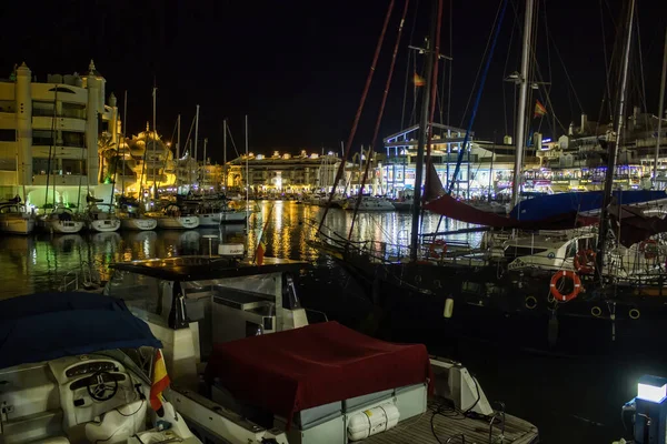 Malaga Spanyolország 2015 Szeptember Éjszakai Kilátás Piacra Parkoló Hajókkal Üzletekkel — Stock Fotó