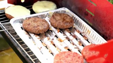 Krakow, Polonya: Barbekü yaz partisi sırasında et ızgarası hazırlığı