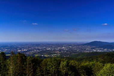 Bielsko Biala, Güney Polonya: Yukarıdan geniş açı panoramik yüksek çözünürlüklü manzara dağları, yeşil orman ve mavi gökyüzüne karşı şehir