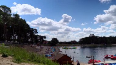 Kryspinow - Güney Polonya: Lagoon / Lake - Krakw 'a 12 km uzaklıkta insan yapımı bir rezervuar ve yapay plaj. İnsanlar sıcak ve kalabalık şehirden uzaklaşırken rahatlamak ve eğlenmek için görülebilir..