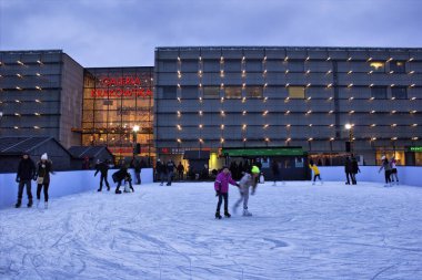 Krakow, Polonya - 30 Kasım 2014: Şehir merkezinde Galeria Krakowska 'dan önce buz pateni yapan çocuklar
