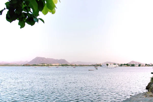 印度拉贾斯坦邦湖中一个叫Udaipur的湖 — 图库照片