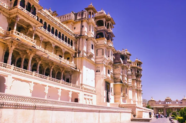 Udaipur India May 2013 City Palace Located Banks Lake Pichola — 图库照片