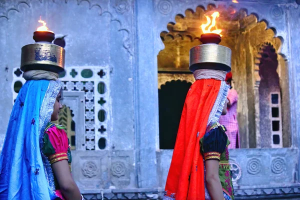 Udaipur Indie Maja 2013 Dwie Hinduski Kobiety Sari Glinianym Słoikiem — Zdjęcie stockowe