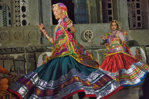 Udaipur India Mei 2013 Twee Indiase Vrouwen Dansen Rajasthan Staat — Stockfoto