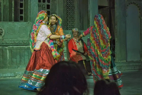 Udaipur India Mei 2013 Twee Indiase Vrouwen Dansen Rajasthan Staat — Stockfoto