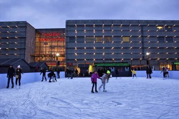 Krakow, Polonya - 30 Kasım 2014: Şehir merkezinde Galeria Krakowska 'dan önce buz pateni yapan çocuklar
