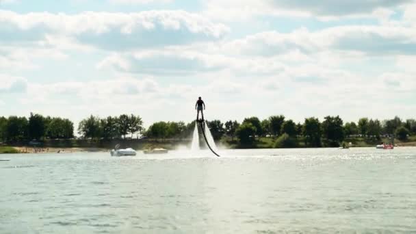 Kryspinow Jižní Polsko Muž Dělá Vodní Sporty Flyboard Vodní Tryskáč — Stock video