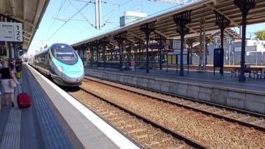 Gdansk, Polonya: Yüksek hızlı Polonya PKP şehirler arası Pendolino treni tren istasyonuna yaklaşıyor