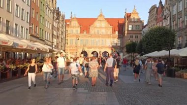 Gdansk, Kuzey Polonya - 15 Ağustos 2020: İnsanlar covid 19 salgınından hemen sonra akşam üzeri şehir merkezindeki Neptün çeşmesinin etrafında boş zaman aktiviteleri yapıyor ve yemek yiyorlar
