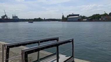 Gdansk - Kuzey Polonya: Westerplatte 'deki bir geminin zaman çizelgesi, Gdask' ta Ölü Vistula 'nın Baltık Denizi kıyısındaki ağzında bulunan bir yarımadadır.
