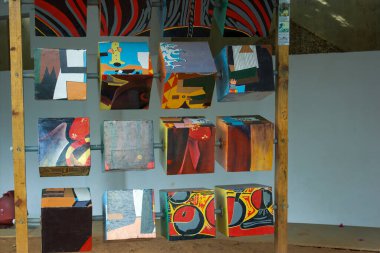 Güney Hindistan 'daki Bangalore şehrindeki renkli kutuların soyut arkaplanı