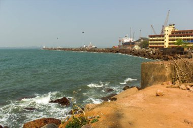 Goa, Hindistan - 28 Şubat 2013: Kayalık plaja yanaşmış gemiyle Vasco limanının geniş açısı