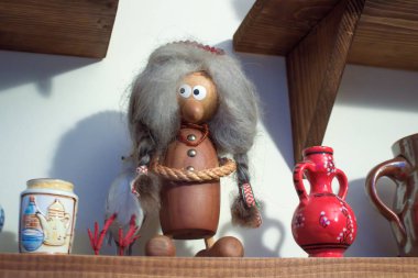 Krakow, Polonya - 07 Şubat 2015:: Rafta duran oyuncak gibi dekoratif bir insan görünüşü