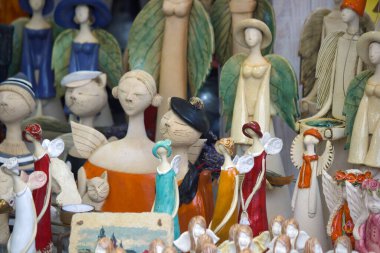 Krakow, Polonya - 16 Aralık 2014: Şehir meydanındaki Noel arifesinde bir dükkanda tutulan dekoratif eşya / hediyelik eşya