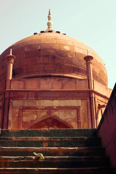 インド アグラ2012年5月12日 イスラム様式の赤い石造りのドーム型建築記念碑 — ストック写真