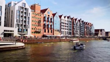 Gdansk, Kuzey Polonya - 15 Ağustos 2020: Akşamları Trakt Krlewski 'nin (Kraliyet Yolu) merkez meydanında dans eden insanlar ve yaşlı bir adam covid 19 salgını nedeniyle hafif bir kısıtlamanın kaldırılmasının hemen ardından