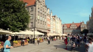 Gdansk, Kuzey Polonya - 15 Ağustos 2020: Akşamları Trakt Krlewski 'nin (Kraliyet Yolu) merkez meydanında dans eden insanlar ve yaşlı bir adam covid 19 salgını nedeniyle hafif bir kısıtlamanın kaldırılmasının hemen ardından