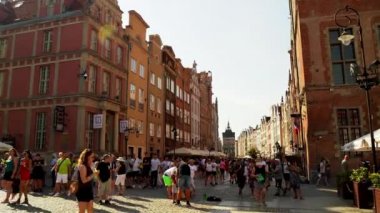 Gdansk, Kuzey Polonya - 15 Ağustos 2020: Akşamları Trakt Krlewski 'nin (Kraliyet Yolu) merkez meydanında dinlenme faaliyetleri yapan ve yemek yiyen insanlar, covid 19 salgını nedeniyle hafif kısıtlamaların kaldırılmasının hemen ardından