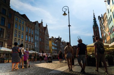 Gdansk, Kuzey Polonya - 13 Ağustos 2020: Covid 19 salgını sırasında Neptün 'ün şehir merkezindeki çeşme turistik noktasının yanında yürüyen turistler