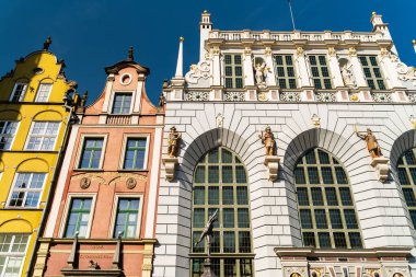 Gdansk, Kuzey Polonya - 13 Ağustos 2020: Neptün 'ün merkez meydanındaki fıskiyenin yanındaki Polonya mimari mimarisini kapatın