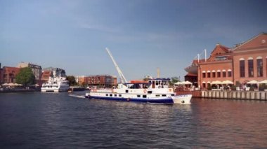 Gdansk, Kuzey Polonya - 15 Ağustos 2020: İnsanlar motlawa nehrinde bir hafta sonu boyunca şehir merkezindeki ana meydanda beyaz gemiye yelken açmak için boş aktiviteler yapıyorlar