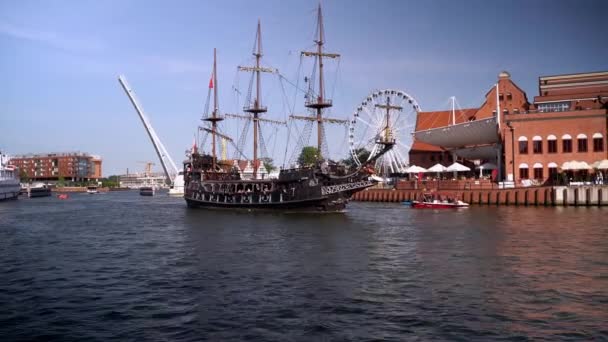 Danzig Nordpolen August 2020 Freizeitaktivitäten Und Ein Schwarzes Piratenschiff Auf — Stockvideo