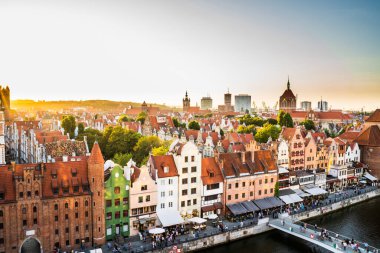 Gdansk, Kuzey Polonya - 13 Ağustos 2020: Yazın günbatımında Eski Şehir 'de Motlawa nehir setinin panoramik hava görüntüleri