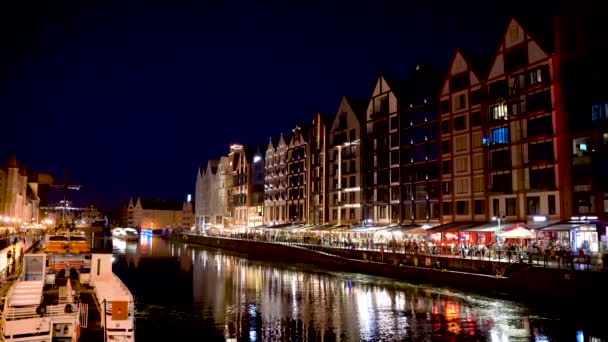 Vista Nocturna Arquitectura Polaca Junto Río Motlawa Gente Disfrutando Tiempo — Vídeos de Stock