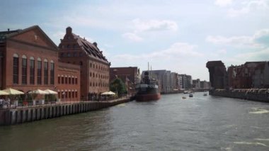 Gdansk, Kuzey Polonya - 15 Ağustos 2020 - Ship ve Polonya 'nın dış mimarisini yaz mevsiminde kenetledi.