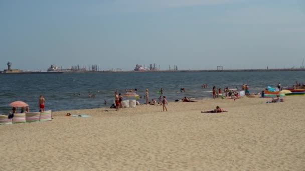Gdańsk Polska Północna Sierpnia 2020 Osoby Odpoczywające Relaksujące Latem Wybrzeżu — Wideo stockowe